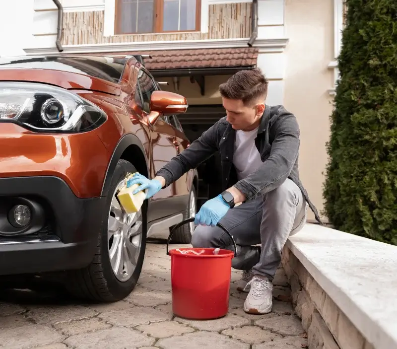 Lavage auto à domicile Montoldre : professionnel intervenant sur un véhicule